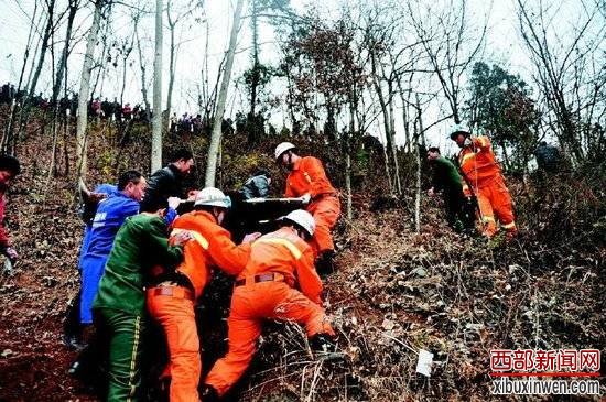 旬阳一客车坠百米山崖3人亡8人伤 上百人营救