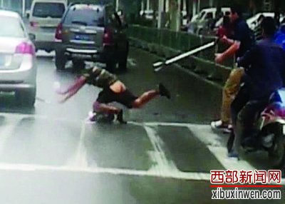 小偷持刀拒捕 被民警用钢叉叉翻在路中央