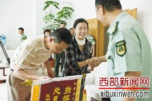白女士赠送锦旗给边防武警表示感谢(记者 谢瑞)