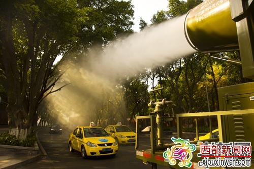 重庆现“大炮”抑尘车 射程达100米可360度旋转 