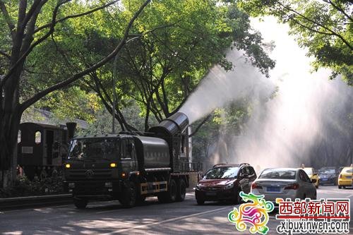 重庆现“大炮”抑尘车 射程达100米可360度旋转 