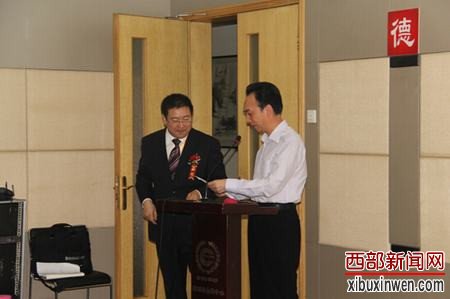       柯楚同志现场揭晓“推动陕西房地产发展十大媒体功勋人物榜单”