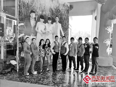 云南壮观婚礼 1对双胞姐妹结婚7对双胞来捧场