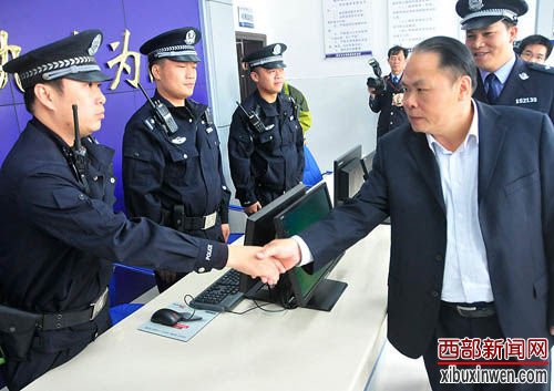  崇左市委书记黄克看望城南派出所民警