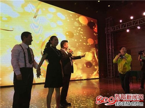 张根学口琴奏乐，周发猛深情歌唱，此刻马胜利伉俪五指紧扣静静地在欣赏