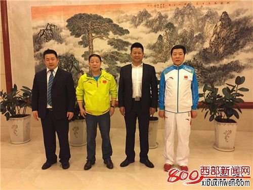李伟伟高兴地与张根学、周发猛、田苏辉合影留念
