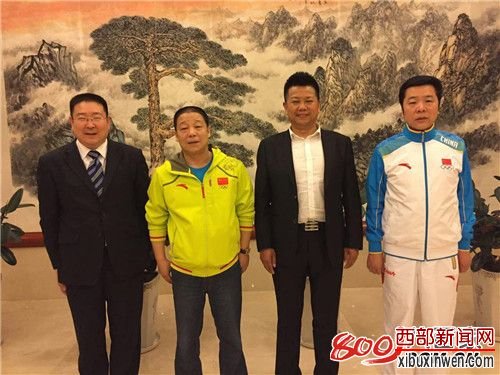 张国政高兴地与张根学、周发猛、田苏辉合影留念